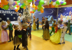 Dzieci tańczą w parach z balonami pomiędzy brzuchami.